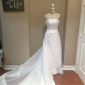 Elegant Strapless White Wedding Dress